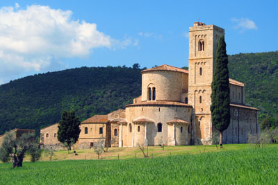 Dedicata alle reliquie e al martirio del Santo Antimo<br>La costruzione del nucleo primitivo, un piccolo oratorio, sarebbe da parte di alcuni devoti al fine di poter pregare sulla sua tomba. Solo nel 781 d.C. Carlo Magno tornando da un pellegrinaggio da Roma con le reliquie dei Santi Sebastiano e Antimo, fondo' l'antico monastero (su cui poi fu eretta l'attuale Abbazia) per ringraziare il Signore per la fine della pestilenza.