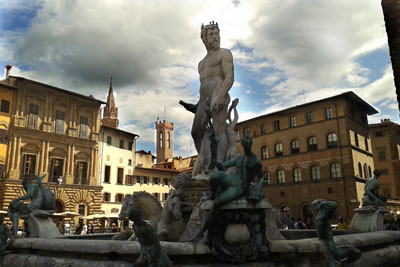 Florencia, ciudad artística por excelencia, es la patria de personajes ilustres como Dante, Maquiavelo y Galileo Galilei y que se ha hecho aú;n más preciosa gracias a las obras de Michelangelo, Donatello, Brunelleschi, Botticelli y Giotto. Ciudad cultural y artística única en Europa y en todo el mundo.