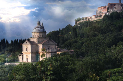 Paese costruito su una lunga cresta di calcare<br> Di origine etrusca è chiamata <b>Perla del '500</b> per le opere lasciate da famosi artisti del Rinascimento quali il Vignola, il Sangallo e il Peruzzi. Montepulciano è noto principalmente per l'imponenza dei suoi palazzi rinascimentali e l'elegante bellezza delle sue chiese oltre al <b>Vino Nobile</b> apprezzato a livello internazionale.