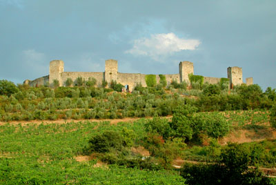 Monteriggioni es un pueblo medieval rodeado por murallas que sobresalen entre colinas llenas de viñedos y olivares. Monteriggioni representa todavía hoy un sugestivo rincón medieval, de entre los más clásicos y famosos pueblos amurallados italianos.