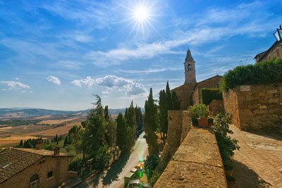 La città di Papa Pio II<br>La storia di Pienza è strettamente legata al suo fondatore Papa Pio II al secolo Enea Silvio Piccolomini. Nella zona viene prodotto il tipico formaggio fresco o stagionato <b>Pecorino di Pienza</b>. Nei primi giorni di Settembre si svolge la tradizionale Fiera del formaggio con il Gioco del Cacio al Fuso.