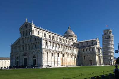 Città di origini antichissime dalla torre pendente <br>La città di Pisa è conosciuta per il campanile pendente ma le sue origini risalgono all'ottavo secolo A.C. poi colonia Romana (Obsequens Iulia Pisana). Le sue antiche fortune dipesero dalla felice posizione geografica fra percorsi fluviali e un'entroterra ricco di prodotti agricoli.