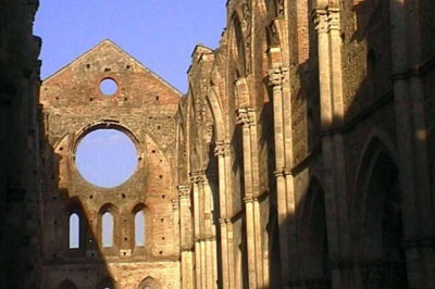 L'Abbazia con il pavimento di margherite e il tetto di stelle<br>In uno scenario ritenuto fra i piu' suggestivi della toscana si trovano i ruderi della grande Abbazia di San Galgano, ora composta solo dalla struttura esterna e priva del tetto e l'Eremo o la Rotonda di Montesiepi che fu originariamente la Tomba del Santo e dove San Galgano infisse la Sua Spada nella roccia.