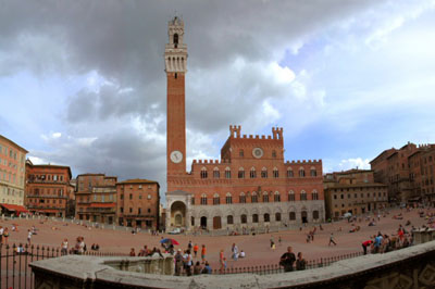 Città del Palio<br>Siena di origine etrusca, è stata colonia romana con il nome di Sena Julia è conosciuta come una delle città più belle d' Italia, situata al centro della Toscana tra le colline del Chianti e della Maremma, ricca di storia, arte e cultura; è la città del Palio.