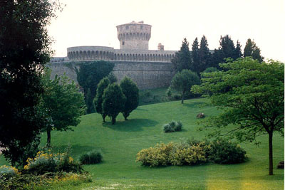 Città dell'alabastro con tremila anni di storia<br>Volterra, gioiello d'arte etrusca, romana, medievale e rinascimentale, domina da un colle di 550 metri tutta la valle del Cecina, fino al mare. Oggi e' un agglomerato urbano dove è ancora possibile gustare l'atmosfera di un antico borgo medioevale.